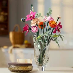 LEGO® Botanicals 10342 Schöner Rosafarbener Blumenstrauß | Teddy Toys Kinderwelt